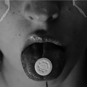 Nahaufnahme einer Zunge mit einer Pille – als Hintergrundbild für kreative Designs und wirkungsvolle Markenkommunikation