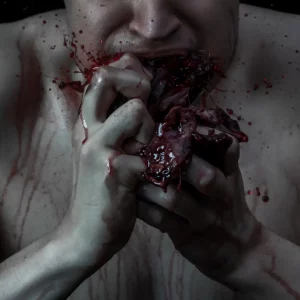 Ein blutverschmierter Mann beißt in ein rohes Herz – ein drastisches, visuelles Symbol für Verlangen, Intensität und kompromisslos kreative Mediengestaltung.